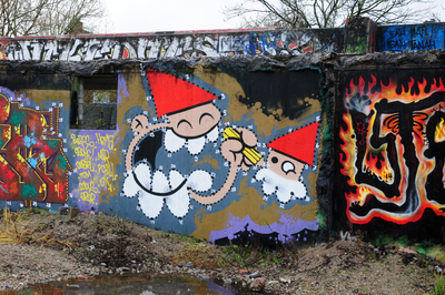 825570 Afbeelding van graffiti met de Utrechtse Kabouter (KBTR) op de restanten van het gesloopte Expeditieknooppunt ...